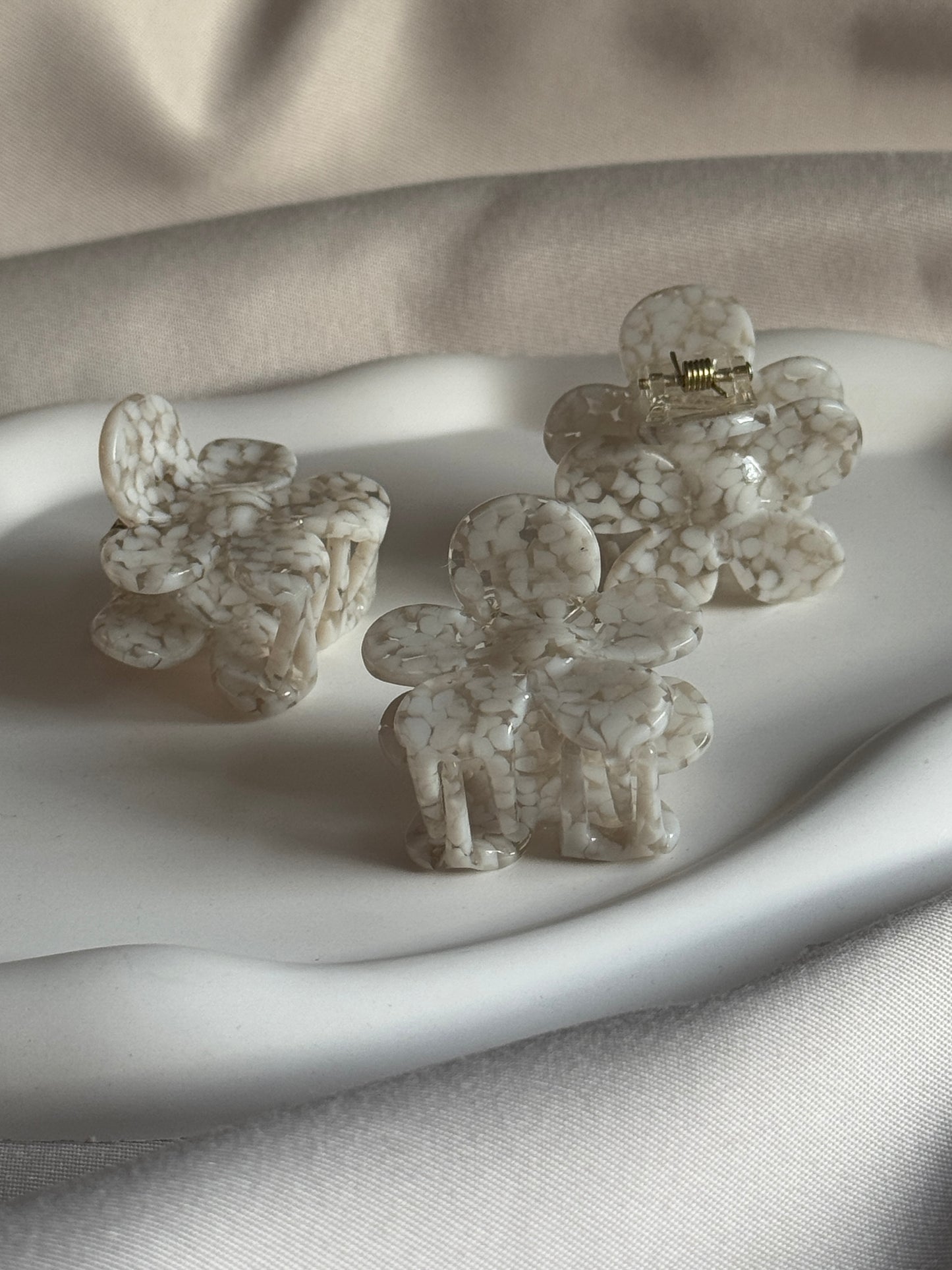 Haarklammer FLOWERFUL MINI aus Acetat | WHITE FLAKES