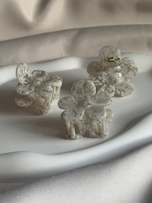 Haarklammer FLOWERFUL MINI aus Acetat | WHITE FLAKES