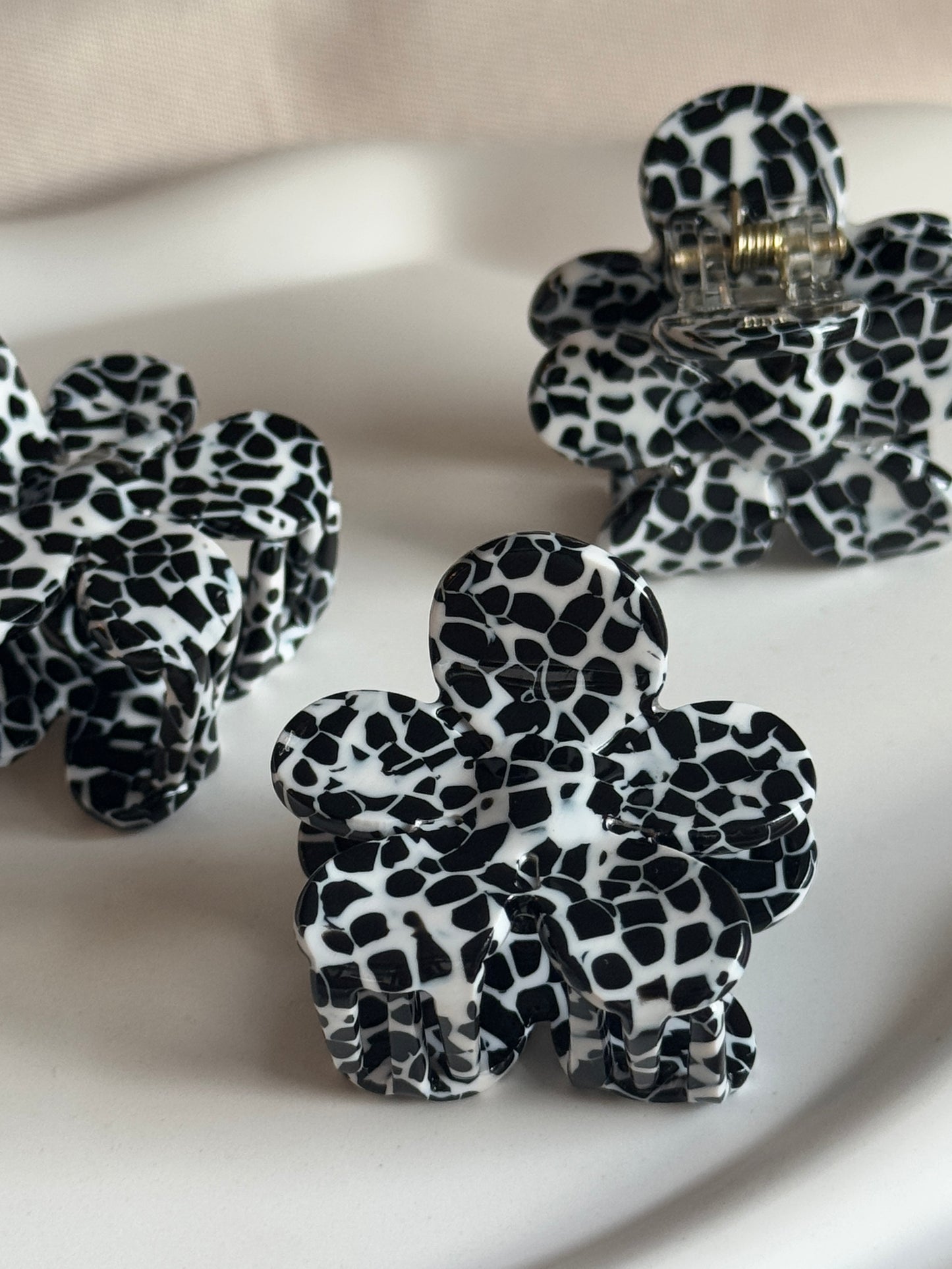 Haarklammer FLOWERFUL MINI aus Acetat | BLACK & WHITE