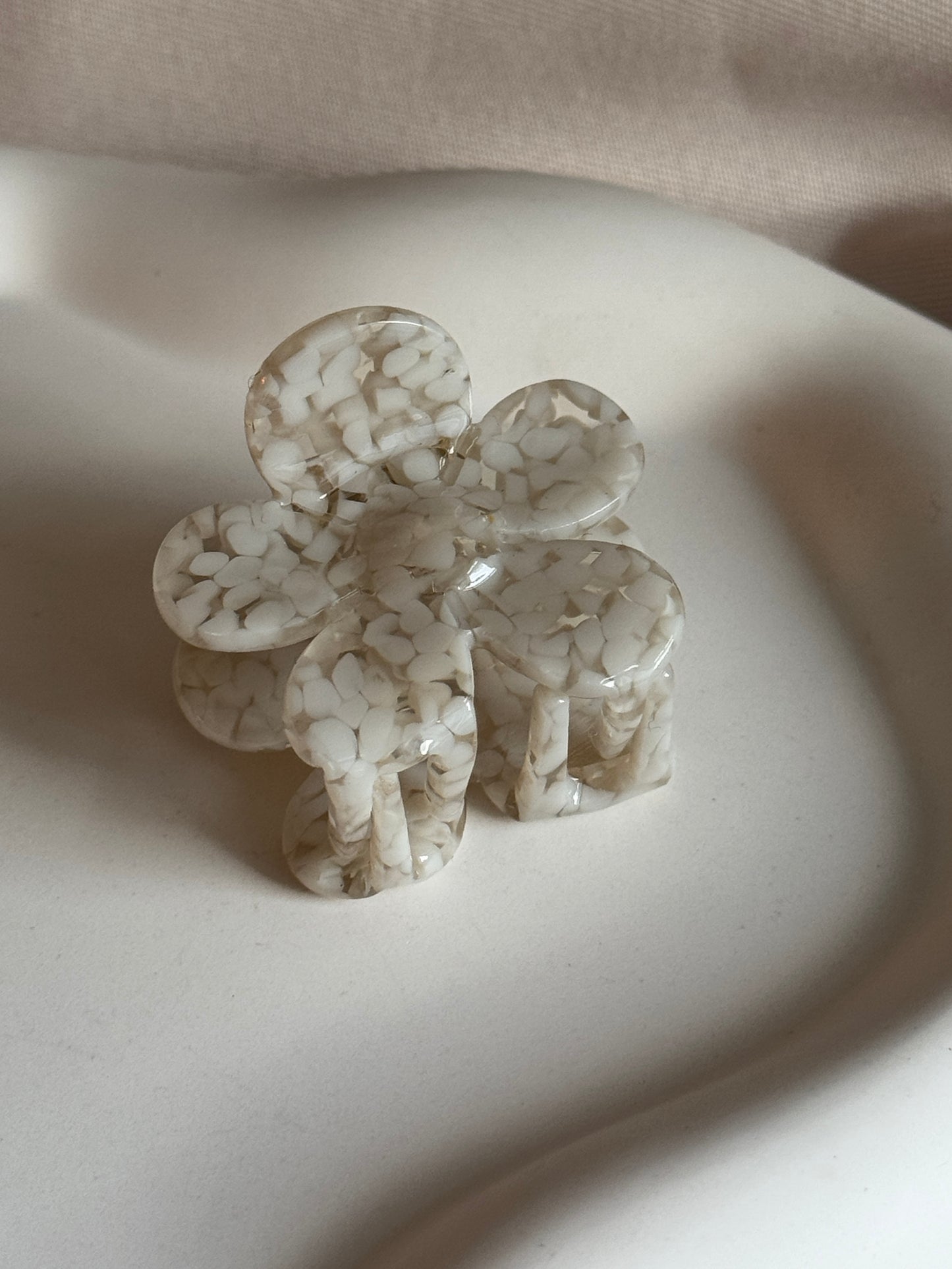 Haarklammer FLOWERFUL MINI aus Acetat | WHITE FLAKES