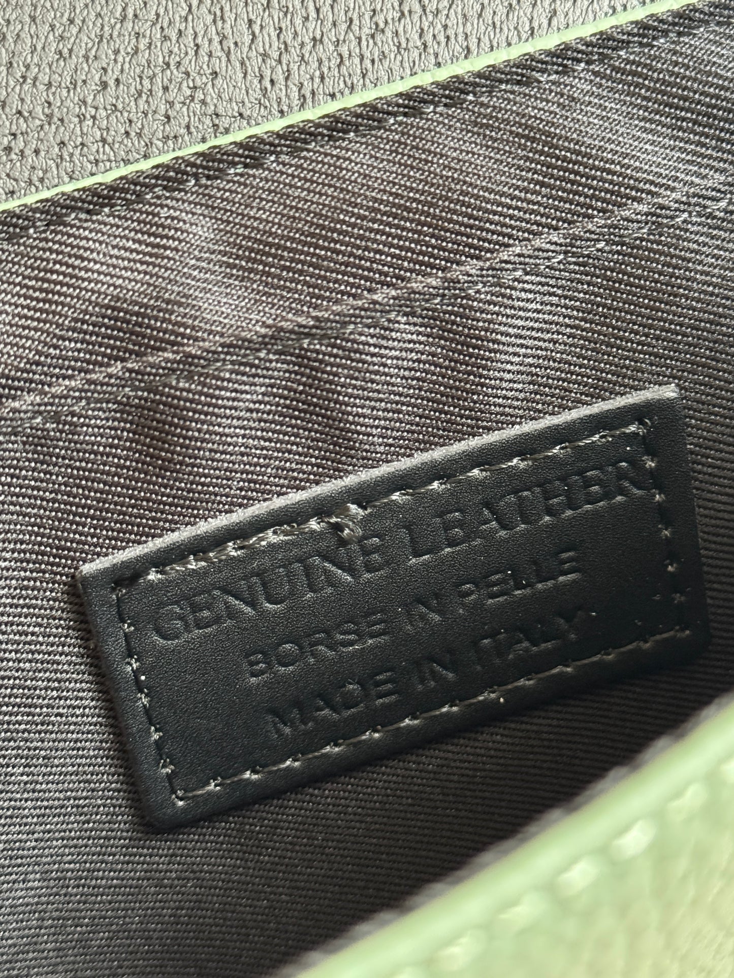 Kleine Tasche LEYLA aus genarbtem Echtleder | Cognac