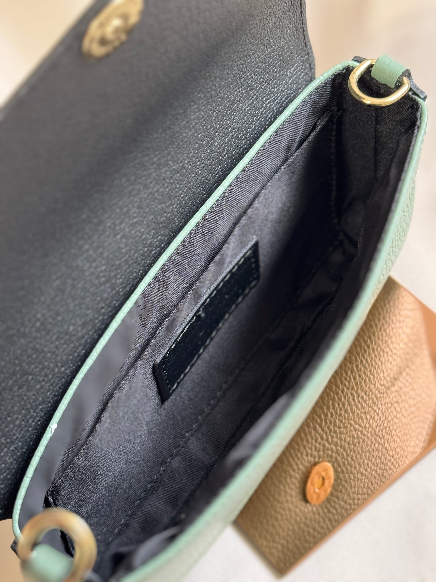 Kleine Tasche LEYLA aus genarbtem Echtleder | Cognac