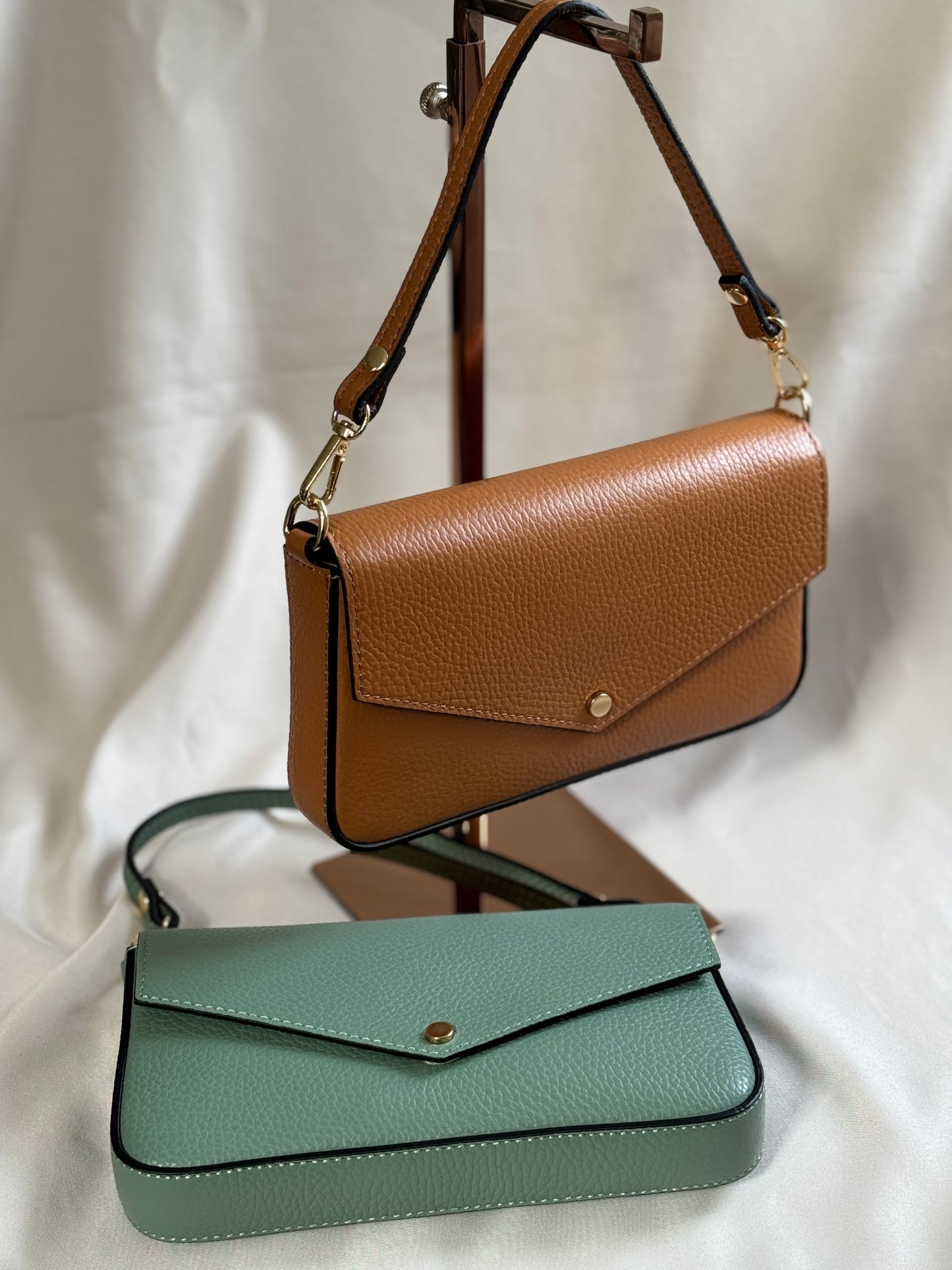 Kleine Tasche LEYLA aus genarbtem Echtleder | Cognac