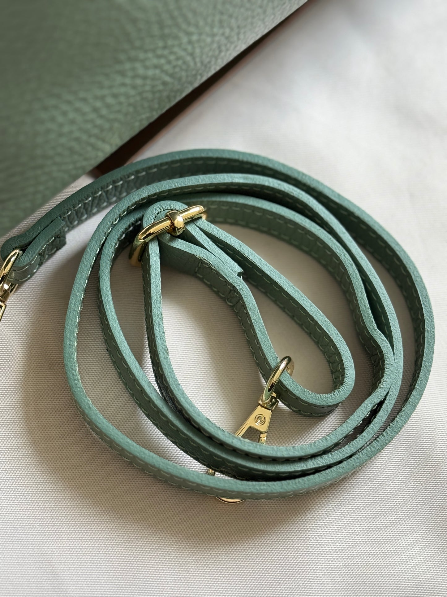 Kleine Tasche LEYLA aus genarbtem Echtleder | Cognac