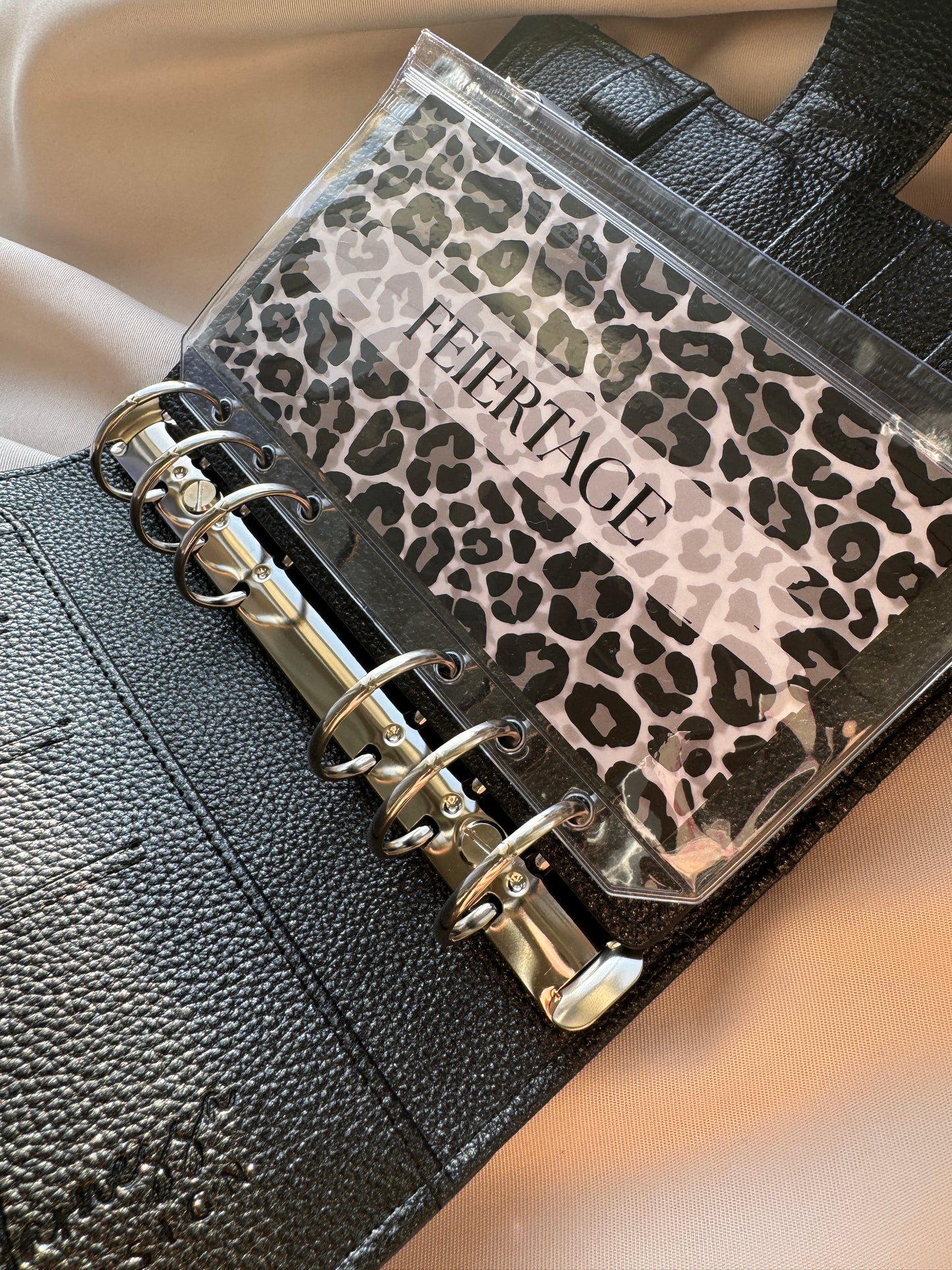 A6 Dashboards mit Tracker | matt foliert und 3D Aufschrift | BLACK LEO