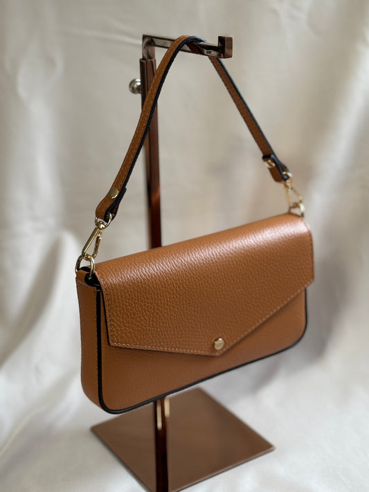 Kleine Tasche LEYLA aus genarbtem Echtleder | Cognac